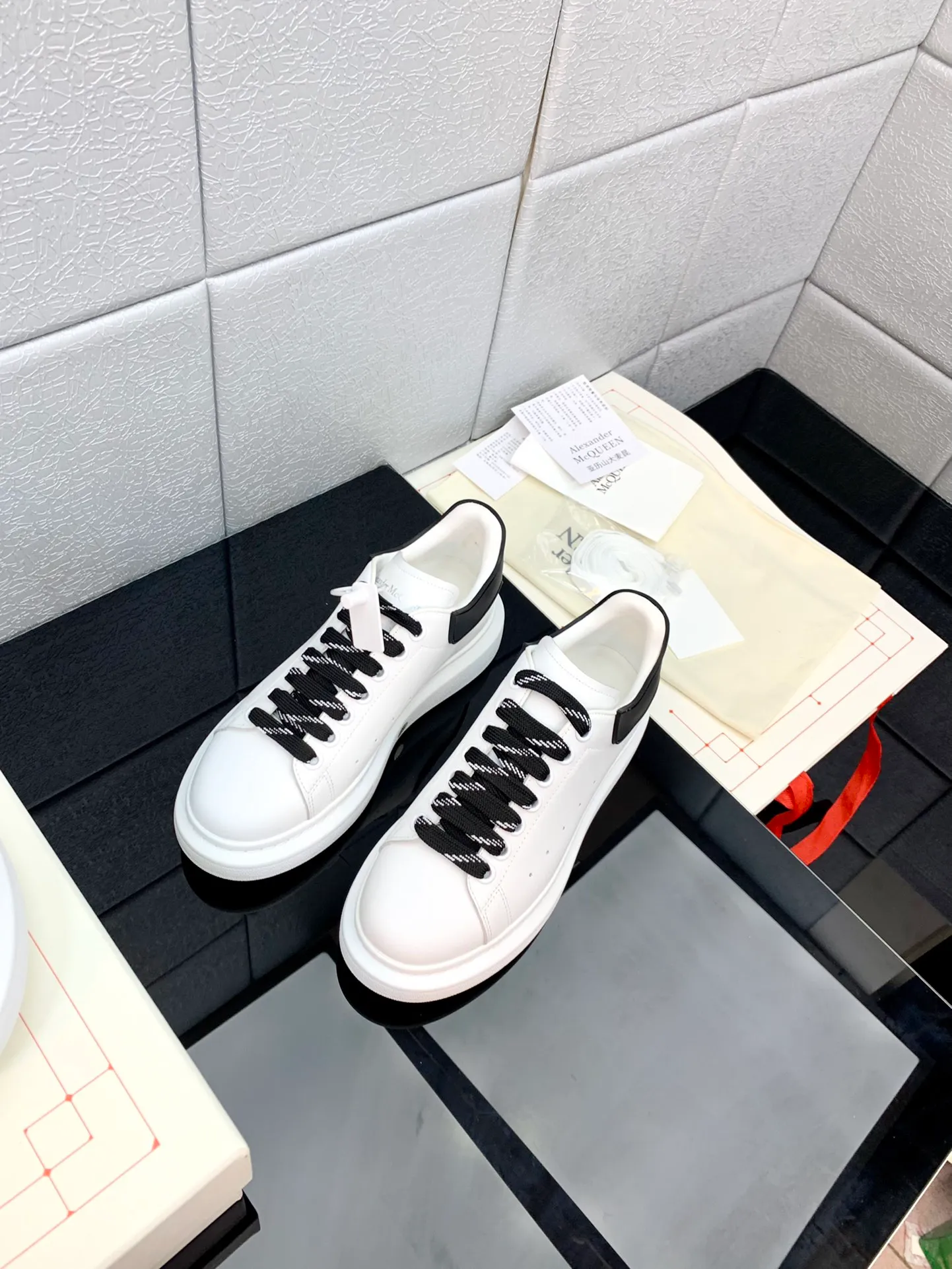 👟👟Ex-factory price 480👟👟 The latest McQueen white shoes original 1⃣: 1⃣ perfect reproduction ☑Deliver the latest counter full set of packaging 🎁Full series of color styles are constantly updated🥳🥳 🔺Fabric: Customized original matte silk cowhide 🔺Inner: imported water-dyed sheepskin lining/original customized soft cowhide pad 🔺Feet: super clear high temperature air pressure logo➕soft latex pad 🔺Outsole: rubber T👟👟Ex-factory price U vacuum sole/I👟👟Ex-factory price original foam sole, thick sole about 4cm